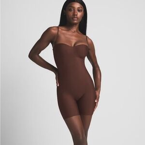 Skims Body Zoned Underwire Mid Thigh Bodysuit in Cocoa - XL